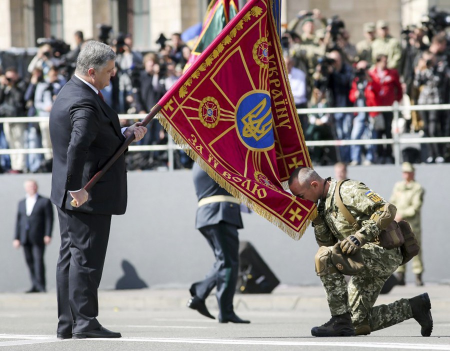 Президент Украины Пётр Порошенко принимает парад в Киеве