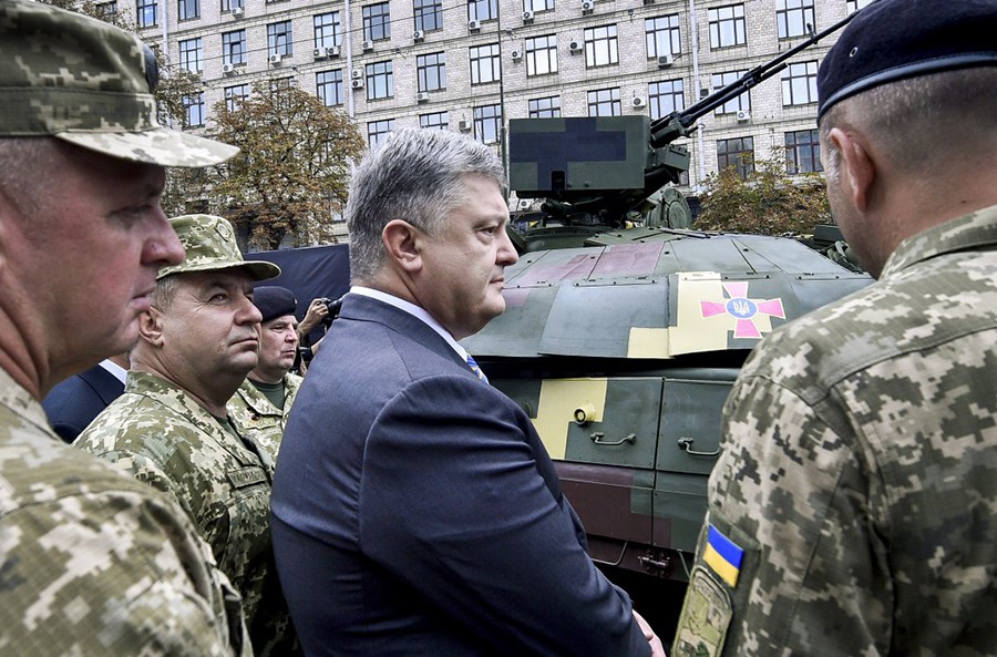 Президент Украины Пётр Порошенко осматривает военную технику