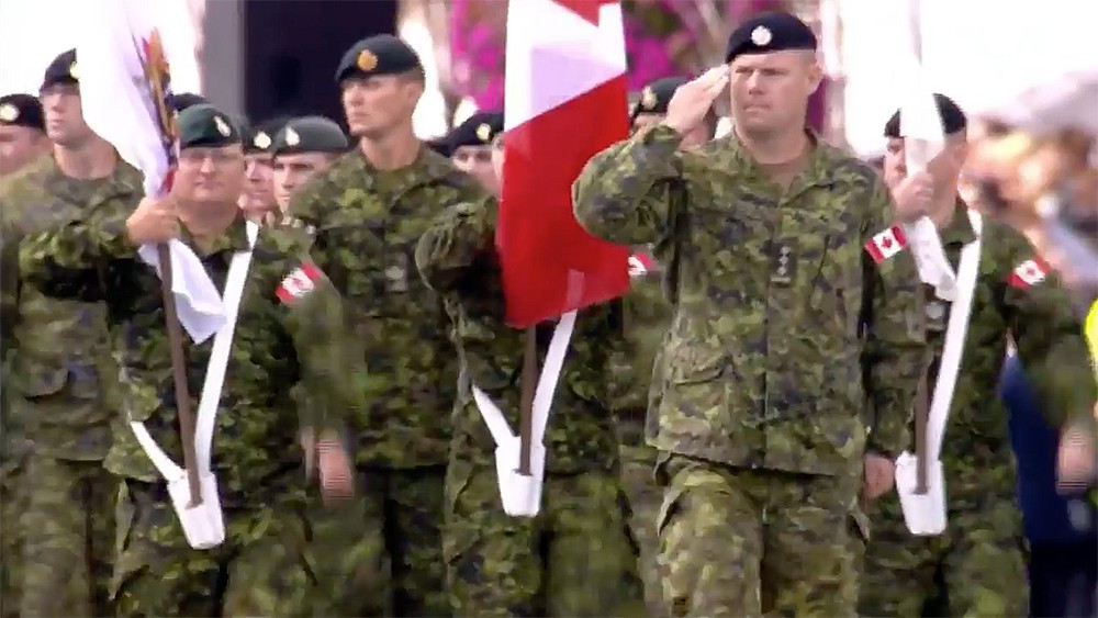 Военнослужащие армии Канады маршируют на параде в Киеве