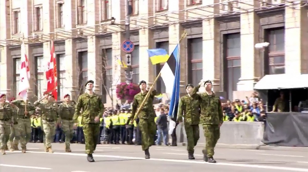 Военнослужащие армии Эстонии маршируют на параде в Киеве