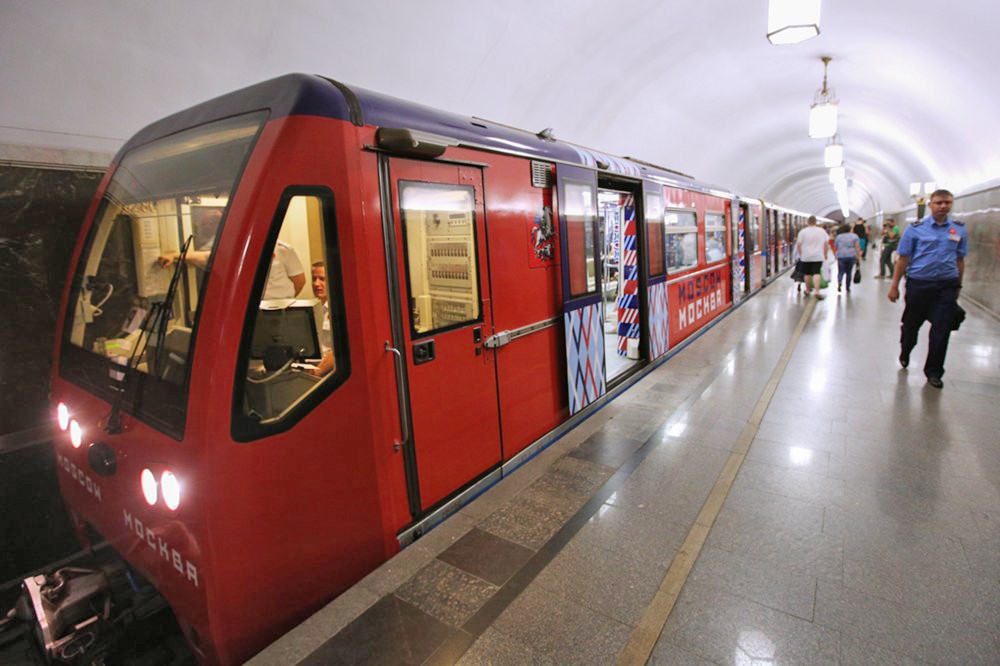 Поезд метро в честь 870-летия Москвы