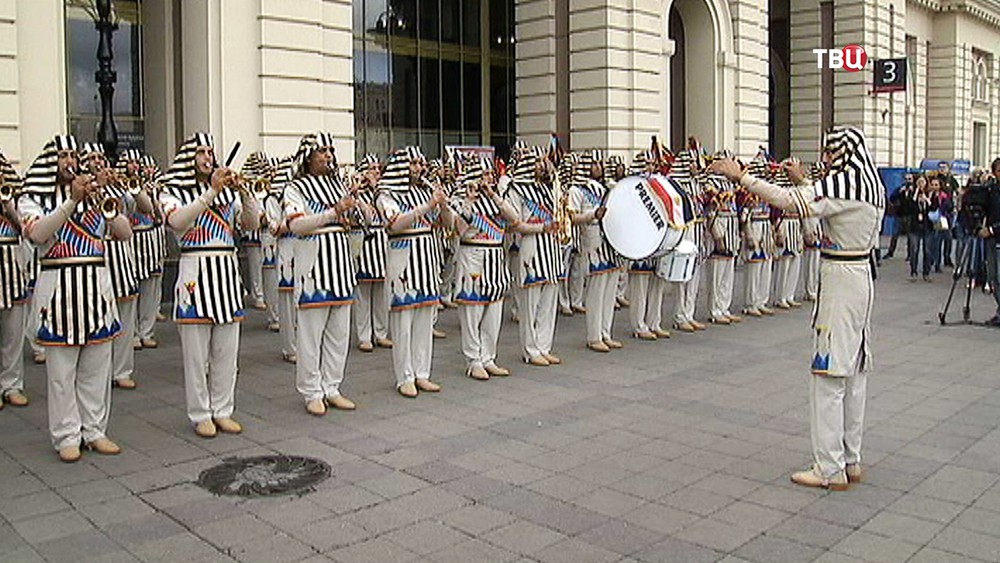 Военный оркестр из Египта играет у Павелецкого вокзала