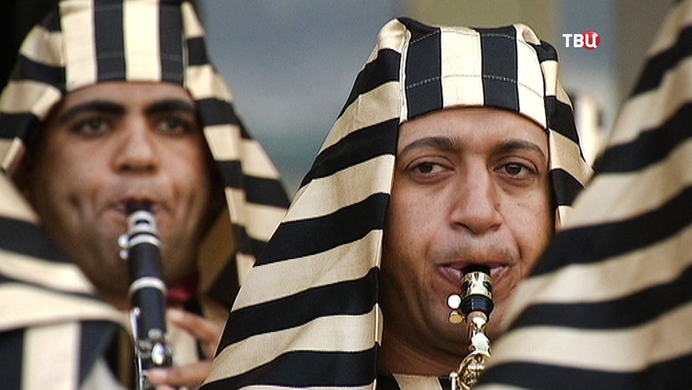 Военный оркестр из Египта играет у Павелецкого вокзала