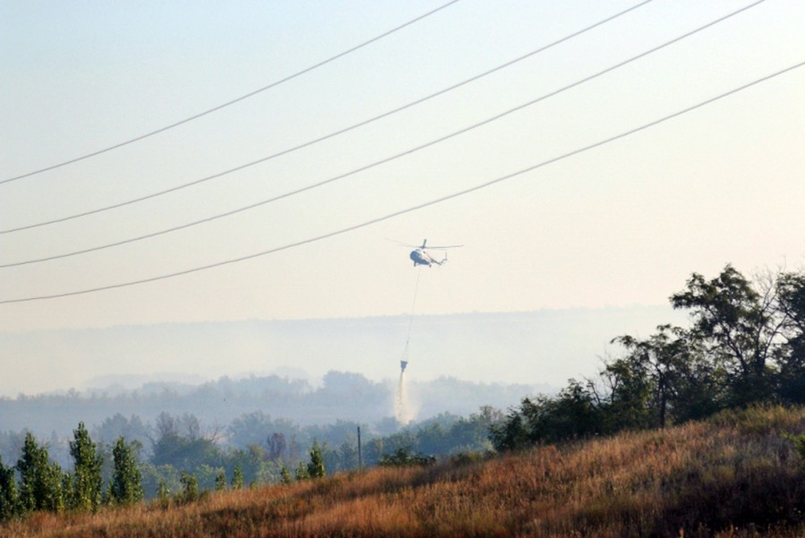 Вертолет МЧС России тушит лесные пожары