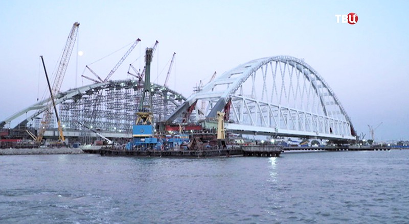 Строители устанавливают арку Крымского моста