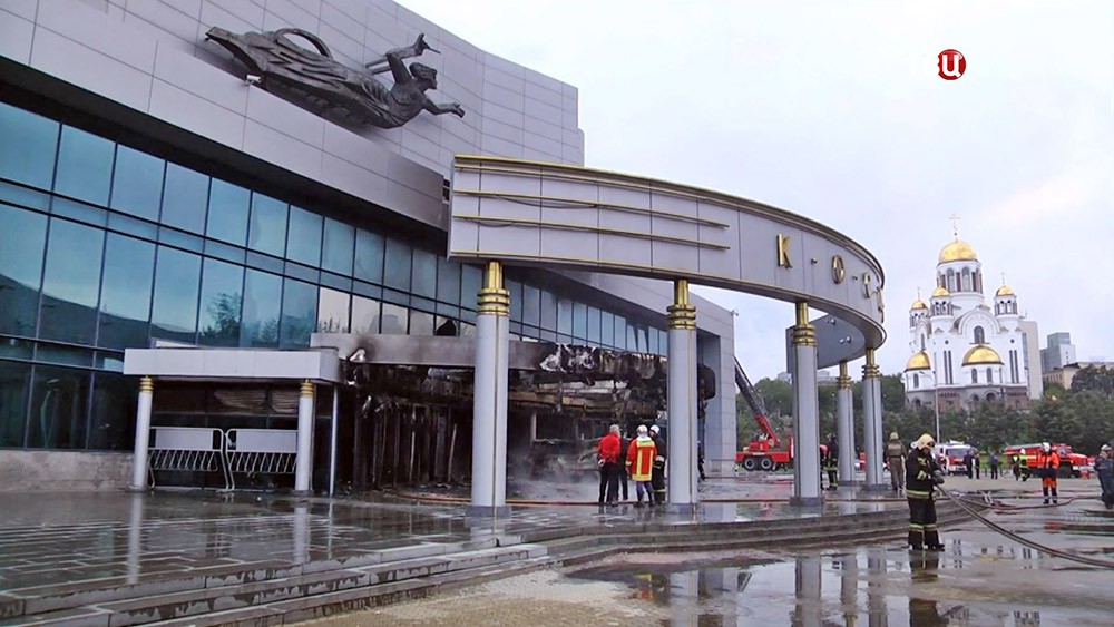 Последствия взрыва микроавтобуса с баллонами у кинотеатра в Екатеринбурге