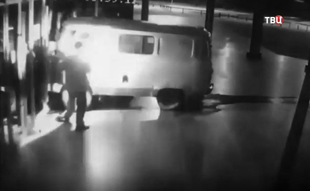 Протаранивший кинотеатр в Екатеринбурге водитель поджигает машину