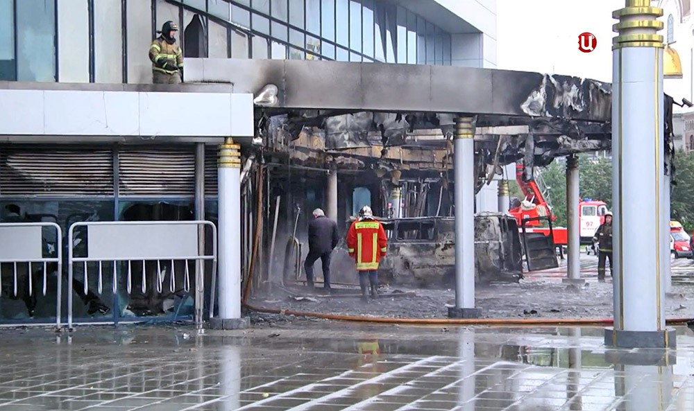 Последствия взрыва микроавтобуса с баллонами у кинотеатра в Екатеринбурге