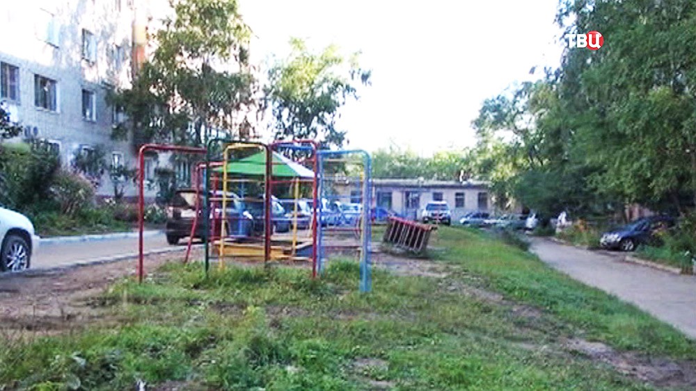 Место гибели ребенка на детской площадке в Хабаровске