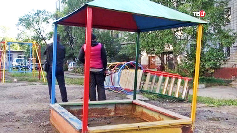 Место гибели ребенка на детской площадке в Хабаровске