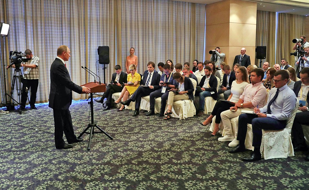 Президент России Владимир Путин на пресс-конференции