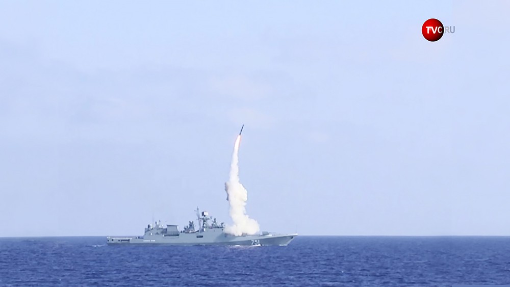 Фрегат "Адмирал Эссен" производит пуск ракет