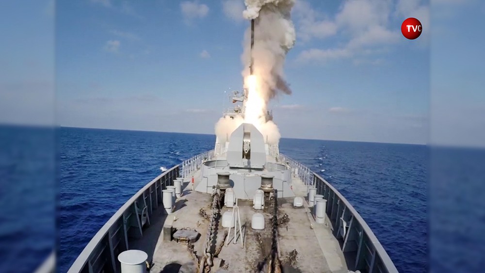 Фрегат "Адмирал Эссен" производит пуск ракет