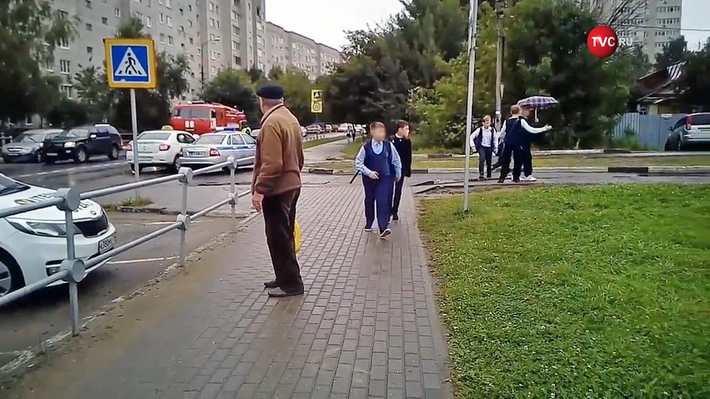 Экстренные службы возле школы в Ивантеевке, где произошла стрельба