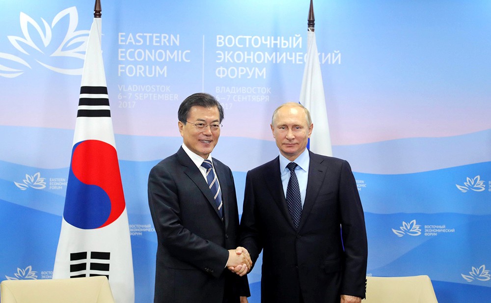 Президент России Владимир Путин и президент Республики Корея Мун Чжэ Ин