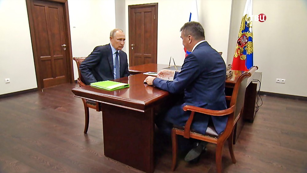 Президент России Владимир Путин и с губернатор Приморского Края Владимир Миклушевский