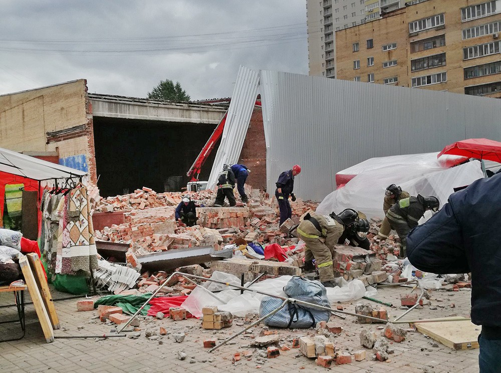 Спасатели МЧС на месте обрушения кинотеатра в Балашихе
