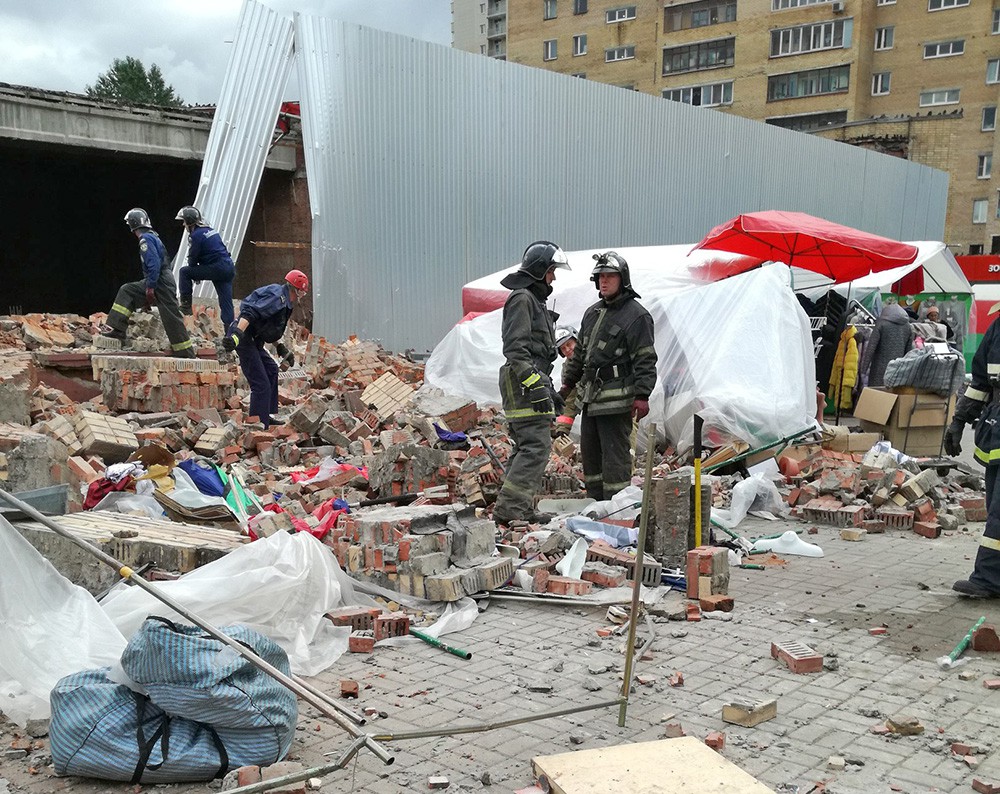 Спасатели МЧС на месте обрушения кинотеатра в Балашихе