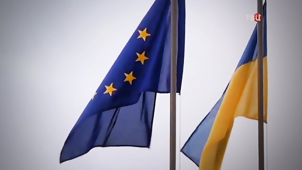 Флаги Евросоюза и Украины