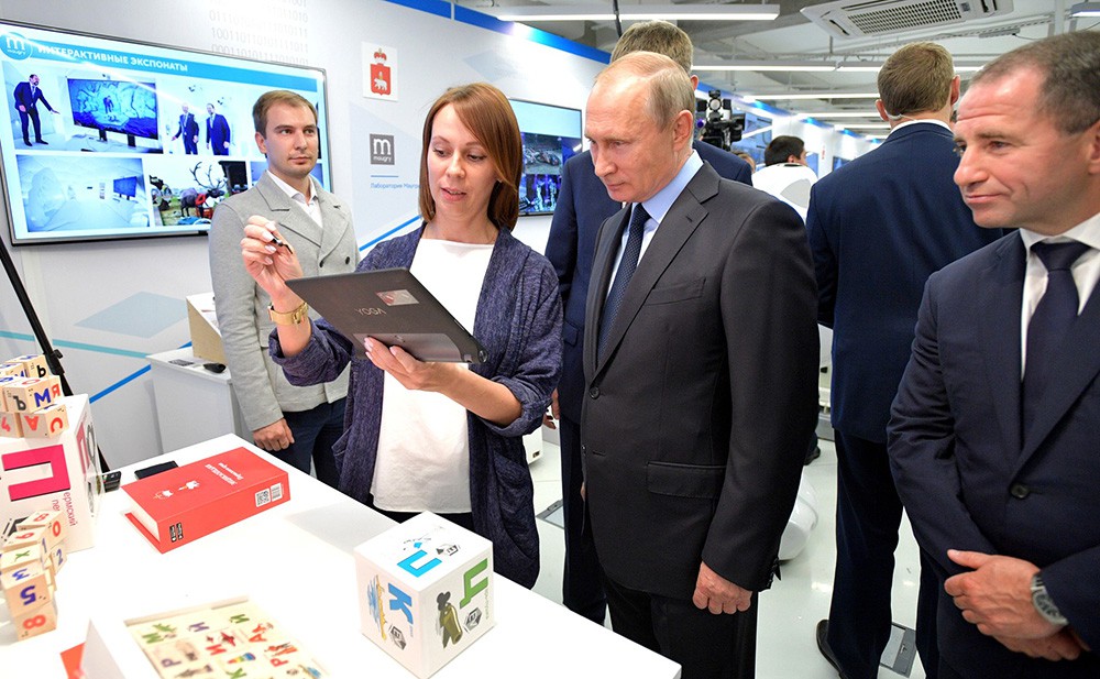 Президент России Владимир Путин посетил выставку Пермского информационно-технологического кластера