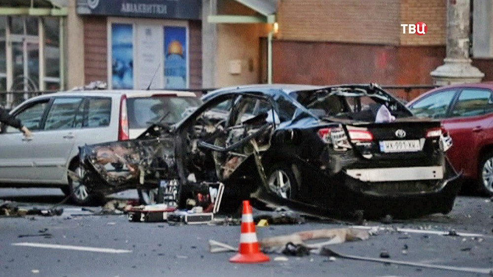 Последствия взрыва автомобиля в Киеве, где погиб Тимур Махаури