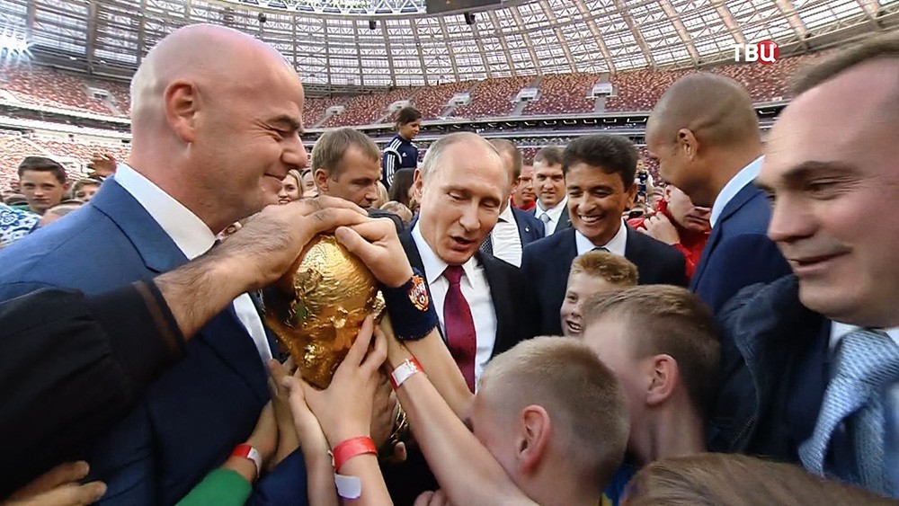 Владимир Путин и Джанни Инфантино с кубком ЧМ по футболу 2018 года  