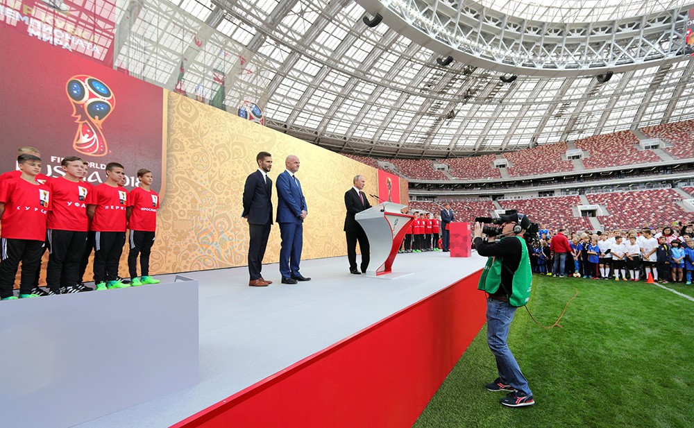 Владимир Путин и Джанни Инфантино на церемонии старта тура Кубка чемпионата мира по футболу 2018 года
