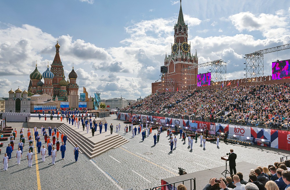Сегодня на красной площади мероприятия в москве. Трибуны на красной площади. Красная площадь праздник. Праздник на красной площади в Москве. Концерт на красной площади.