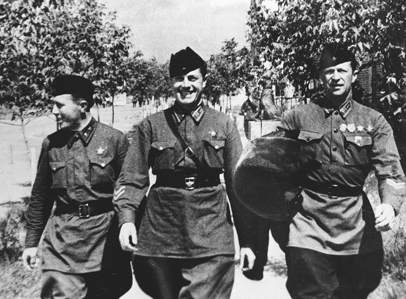 Советские летчики (справа налево) Михаил Громов, Андрей Юмашев и Сергей Данилин, совершившие беспосадочный перелет из Москвы через Северный полюс в Сан-Джасинто США