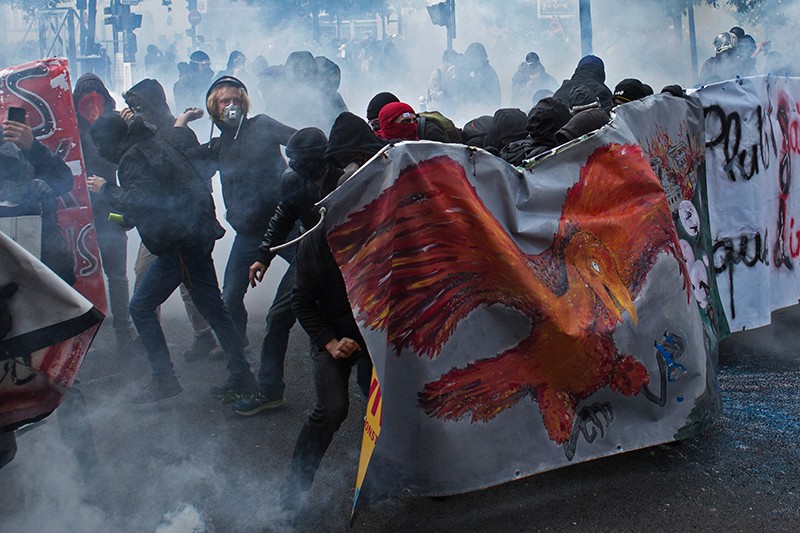 Участники акции протеста против нового трудового законодательства правительства президента Эммануэля Макрона в Париже