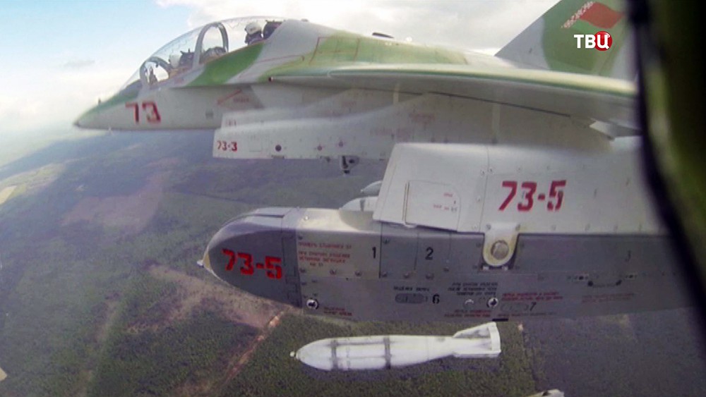 Истребитель ВВС Белоруссии наносит авиаудар по цели во время совместных стратегических учений