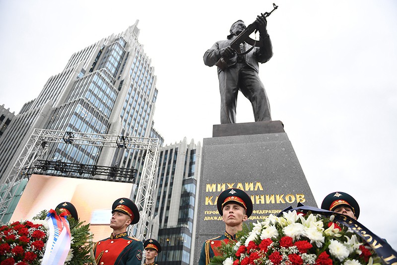 Церемония открытия памятника оружейнику Михаилу Калашникову в Москве