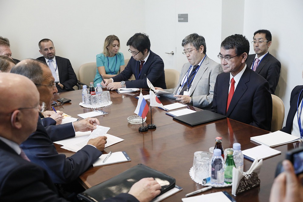 Глава МИД РФ Сергей Лавров и министр иностранных дел Японии Таро Коно