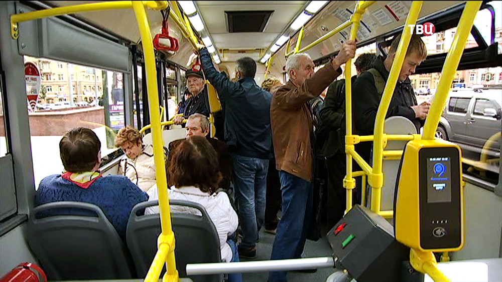 Пассажиры в автобусе 