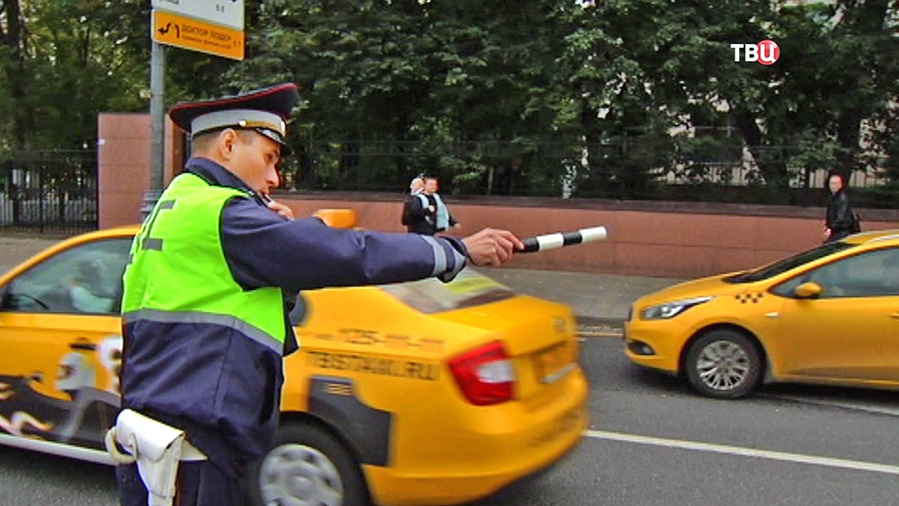 Инспектор ДПС проверяет такси
