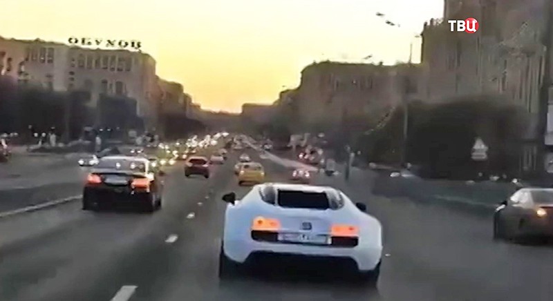 Bugatti Veyron гоняет по Кутузовскому проспекту