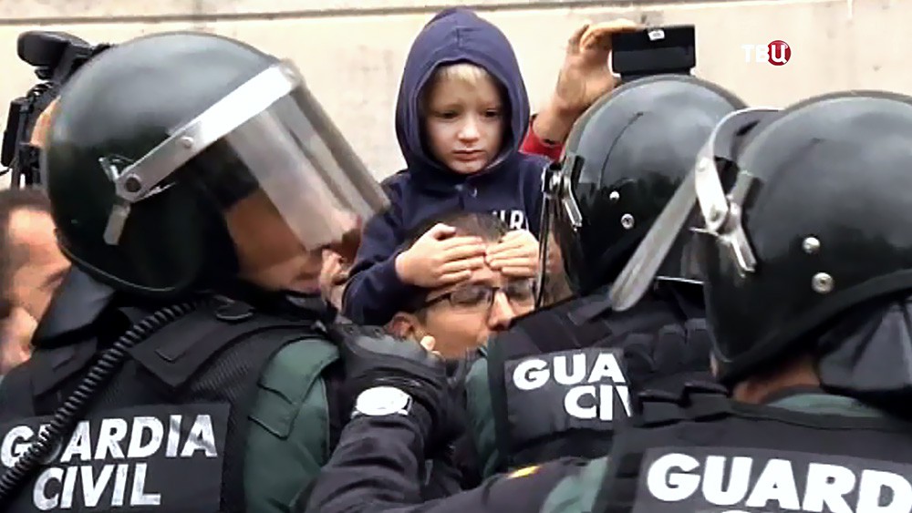 Полиция Италии разгоняет митинг в Каталонии