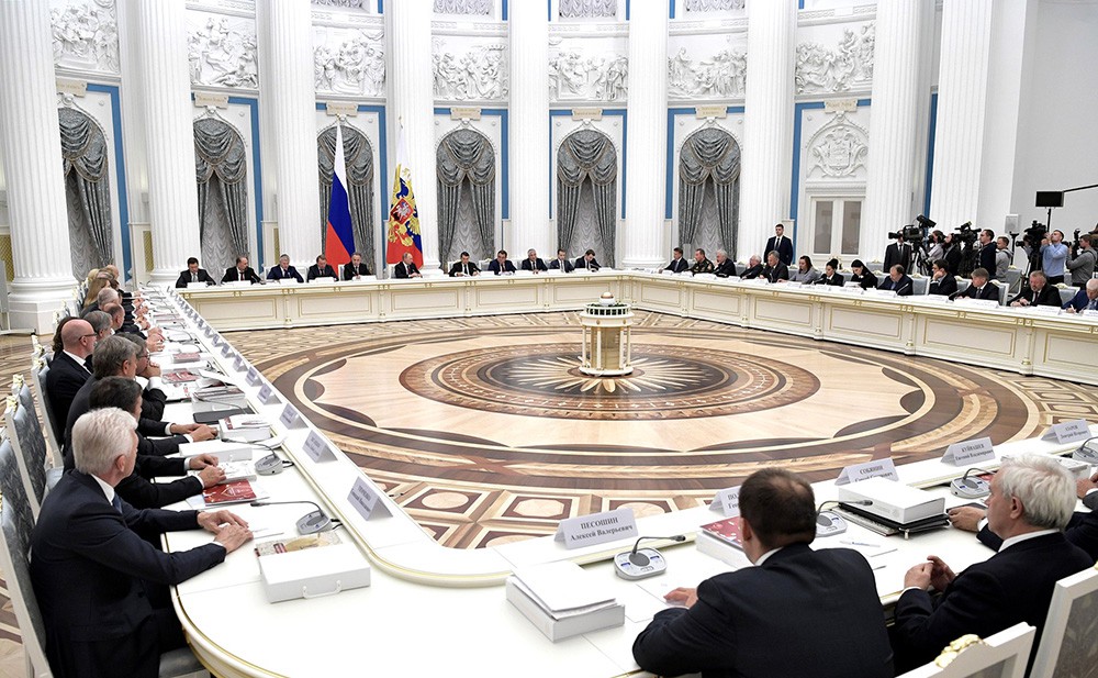 Президент России Владимир Путин проводит заседание в Кремле