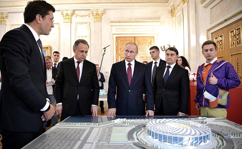 Владимир Путин во время осмотра выставки, посвящённой подготовке стадионов и аэропортов городов-хозяев к проведению чемпионата мира по футболу FIFA 2018 года