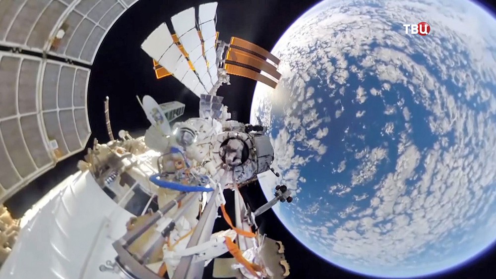 Космонавты МКС работают в открытом космосе