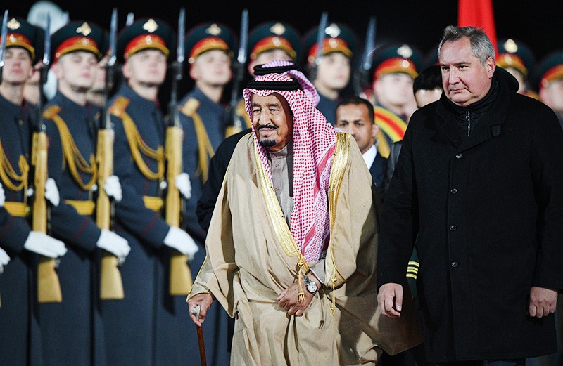 Король Саудовской Аравии Сальман Бен Абдель Азиз Аль Сауд и заместитель председателя правительства РФ Дмитрий Рогозин