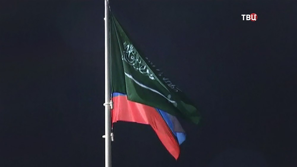Флаги России и Саудовской Аравии