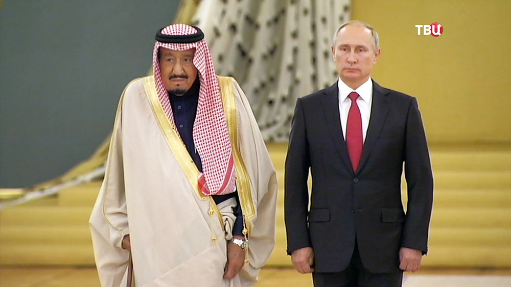 Президент России Владимир Путин и король Саудовской Аравии Сальман Бен Абдель Азиз Аль Сауд