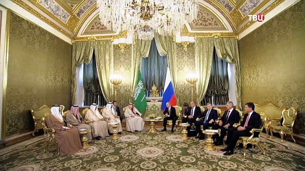 Президент России Владимир Путин и король Саудовской Аравии Сальман Бен Абдель Азиз Аль Сауд