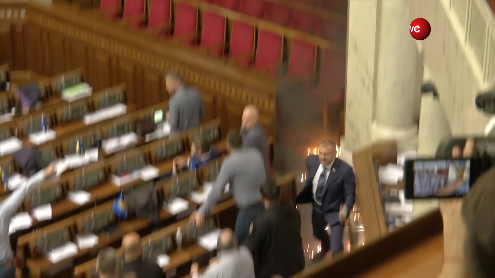 Депутат бросил дымовую шашку в зале Верховной рады
