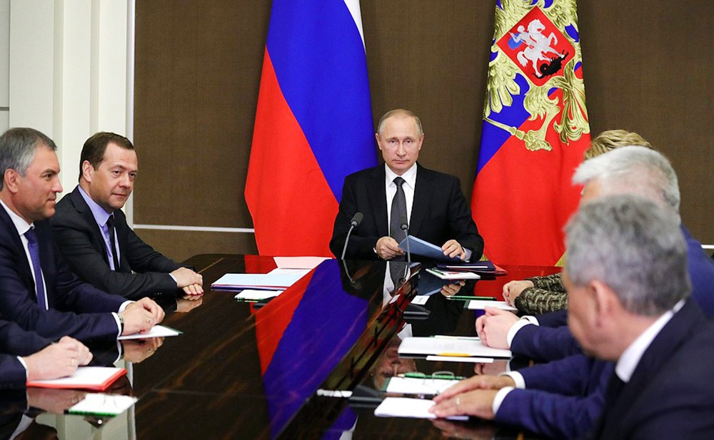 Владимир Путин провел заседание  с членами Совбеза России