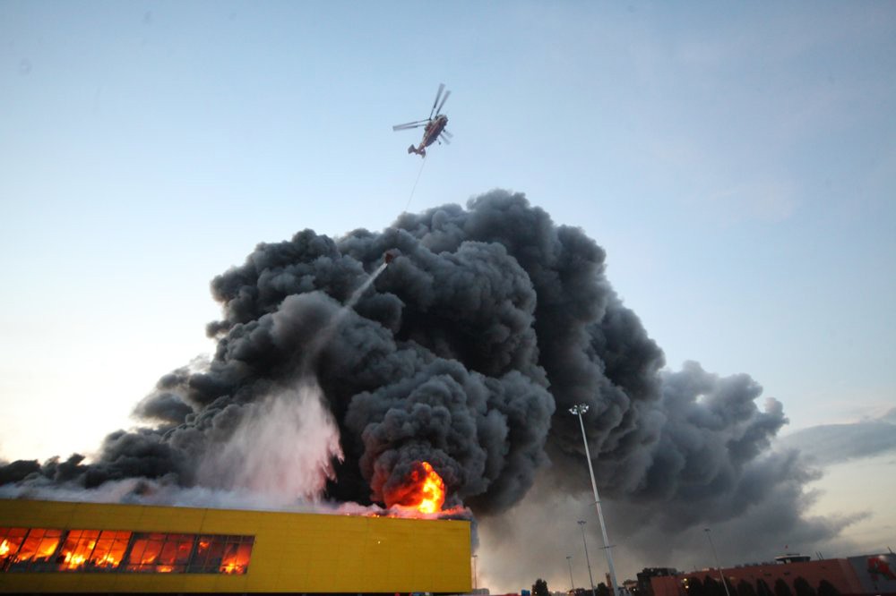 Пожарный вертолет тушит строительный рынок "Синдика"