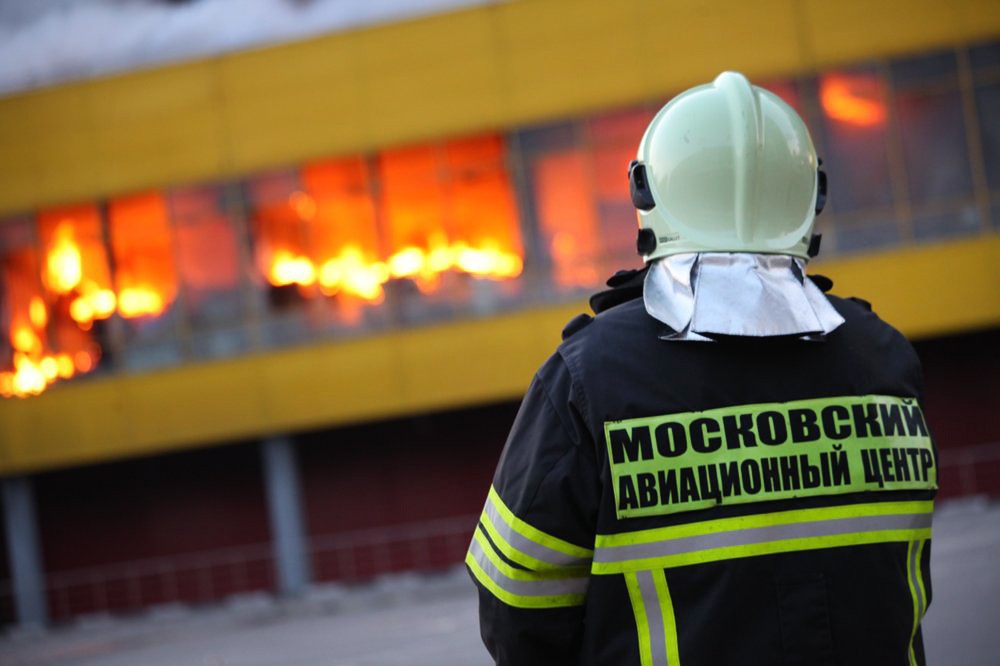 Пожарные на месте возгорания на строительном рынке "Синдика"