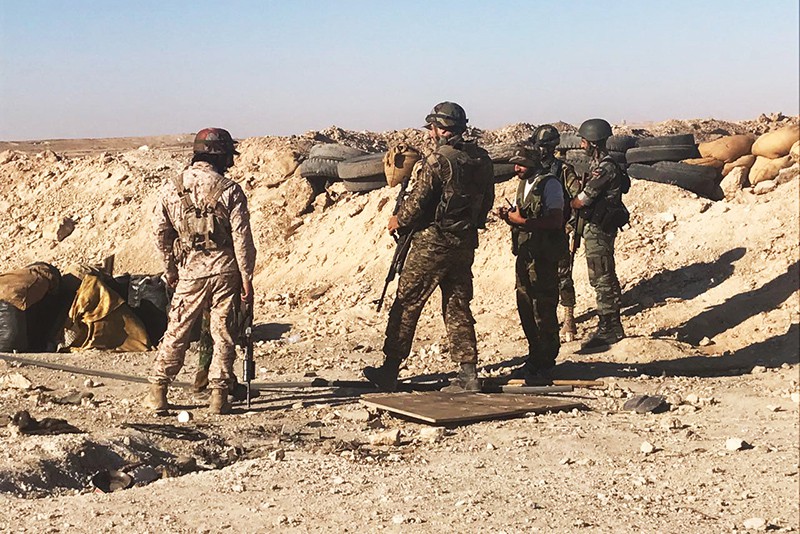 Бойцы сирийской армии во время наступления к востоку от города Дейр-эз-Зор 