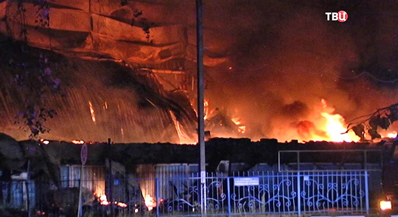 Пожар в торгово-офисном центре в Чехове